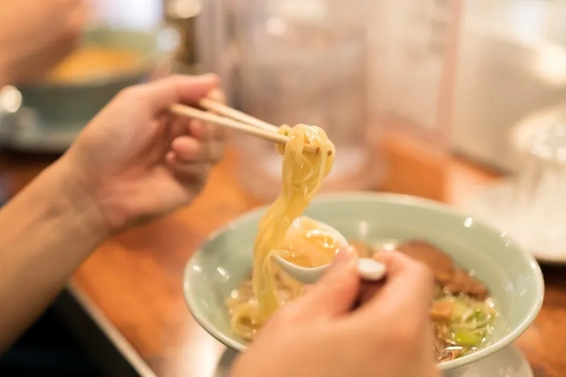 ラーメン好き有名人の推し麺エピソードと食べ方の魅力徹底ガイド
